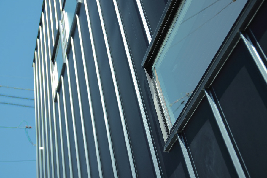 外壁・屋根に使われているガルバリウム鋼板は、無骨で美しいZERO-CUBEの外観の特徴。<br>耐久・耐熱性など機能面に優れた、高品質の素材です。