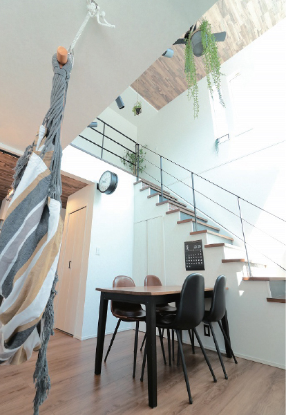 リビング階段は、居間を動線の中心に考えた、家族のコミュニケーションが生まれる設計。
