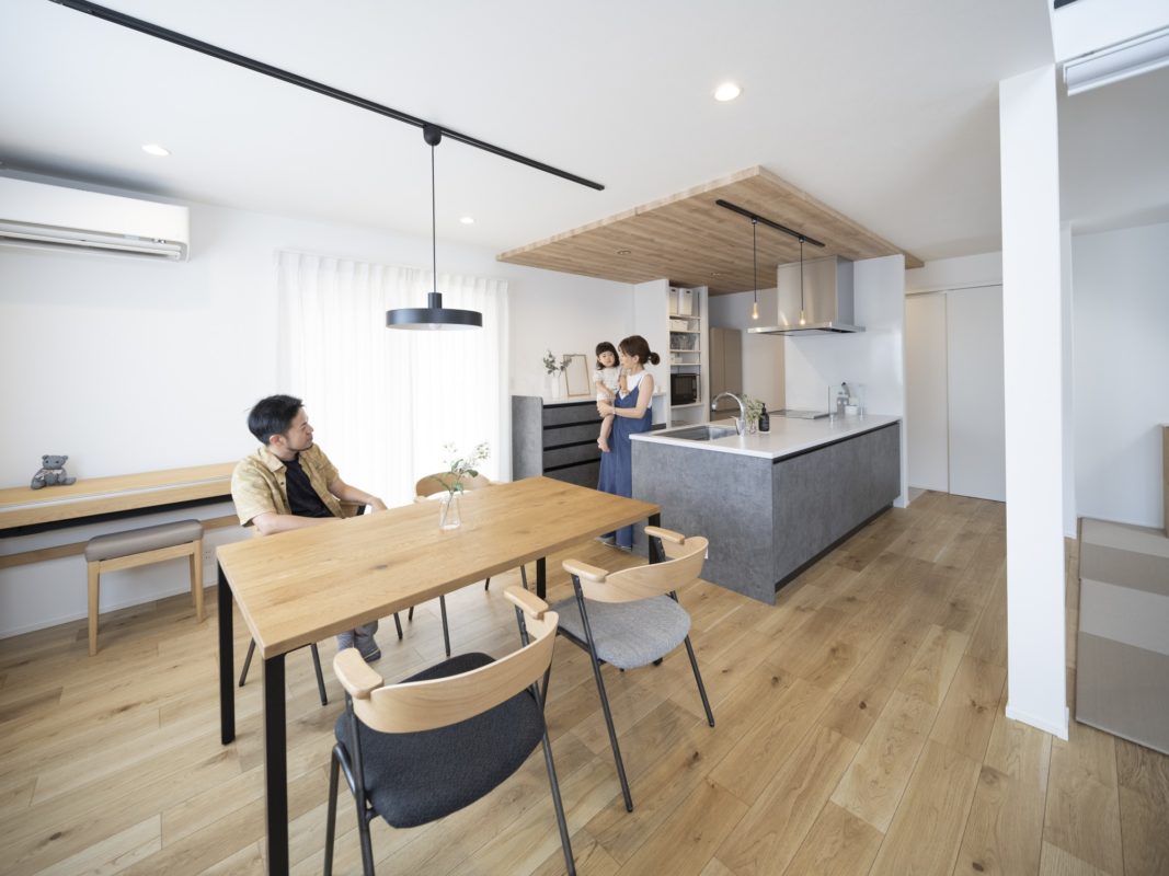 白と木目がナチュラルな<br>家族に寄り添う家